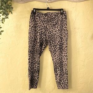 Leopard print activewear leggings